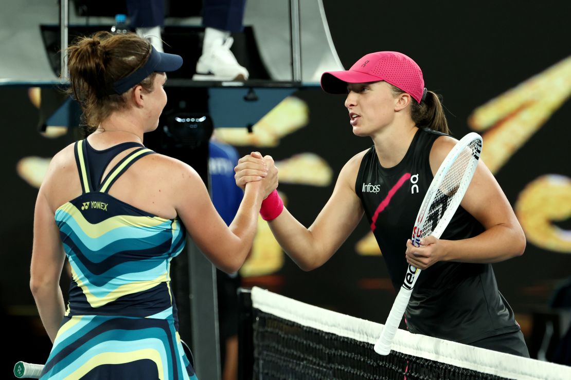 MELBOURNE, AUSTRALIA - JANUARY 20: Linda Noskova of the Czech Republic (L) embraces Iga Swiatek of Poland after winning her round three singles match during the 2024 Australian Open at Melbourne Park on January 20, 2024 in Melbourne, Australia. (Photo by Cameron Spencer/Getty Images)