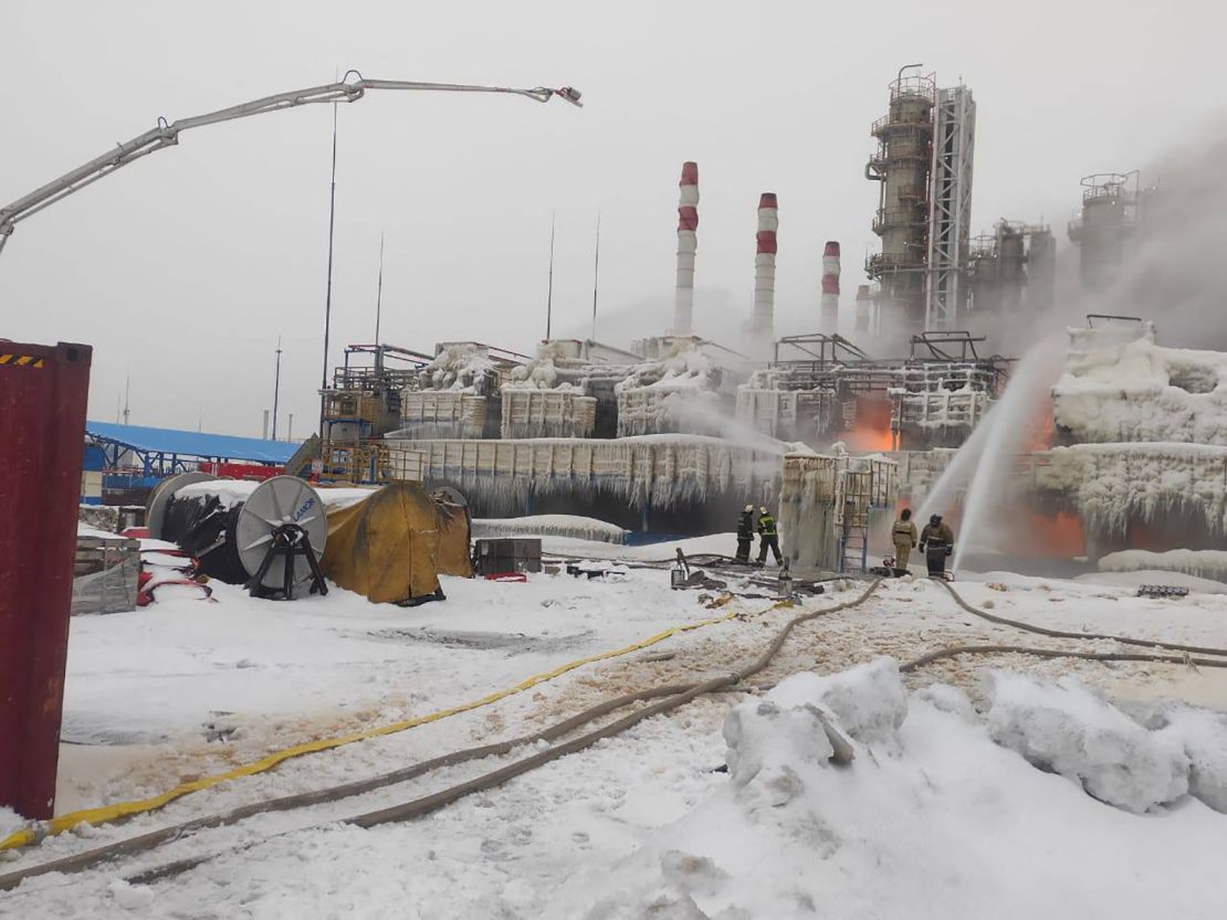 Bombeiros trabalham para extinguir incêndio em um terminal pertencente à Novatek, maior produtora de gás natural liquefeito da Rússia, no porto de Ust-Luga, Rússia, em 21 de janeiro de 2024.