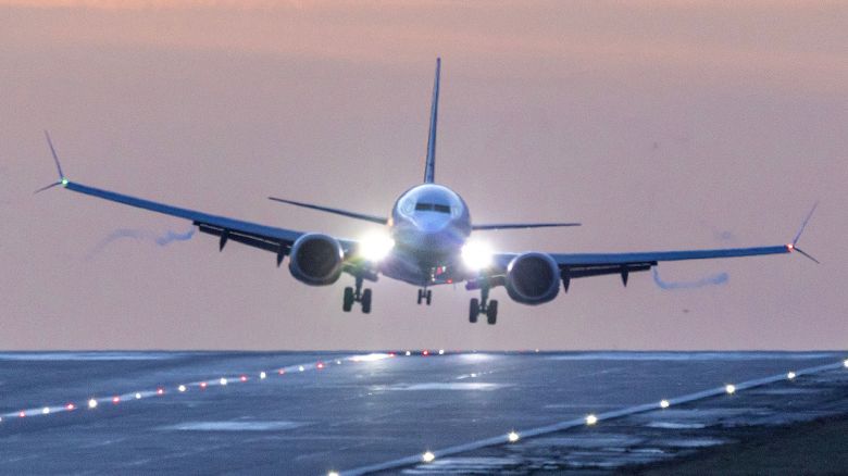 Un vuelo de Ryanair procedente de Dublín tuvo problemas para aterrizar en el aeropuerto de Leeds Bradford durante la tormenta Isha.
