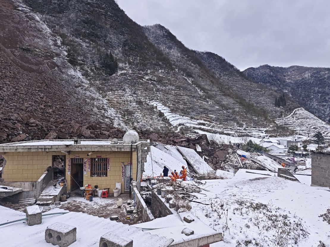 ZHENXIONG, CHINA - 22 DE ENERO: Los rescatistas buscan sobrevivientes en las ruinas de un deslizamiento de tierra el 22 de enero de 2024 en el condado de Zhenxiong, ciudad de Zhaotong, provincia china de Yunnan. El deslizamiento de tierra ha dejado 47 personas enterradas a principios del 22 de enero en Zhaotong, provincia de Yunnan. (Foto de VCG/VCG vía Getty Images)