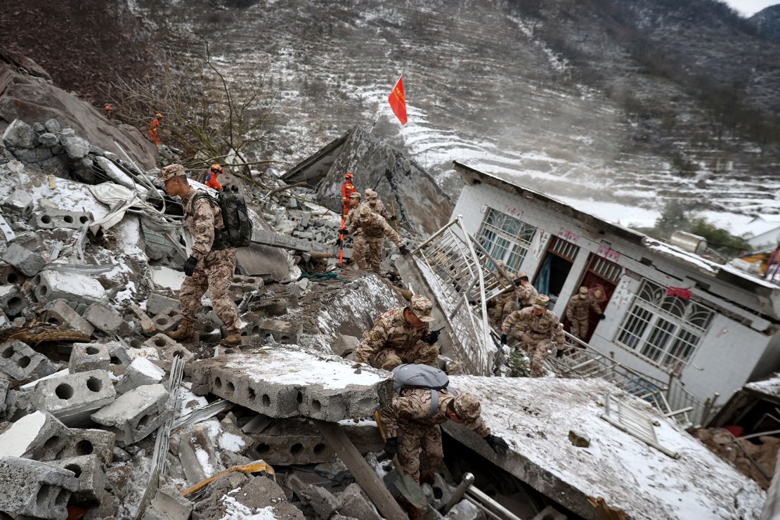 Personal militar y trabajadores de rescate chinos buscan víctimas desaparecidas tras un deslizamiento de tierra en la aldea de Liangshui en Zhaotong, en la provincia de Yunnan, en el suroeste de China, el 22 de enero de 2024. Docenas de personas quedaron enterradas y se confirmó que ocho murieron cuando un deslizamiento de tierra azotó una parte remota y montañosa del suroeste. China el 22 de enero. (Foto de AFP) / China FUERA (Foto de -/AFP vía Getty Images)