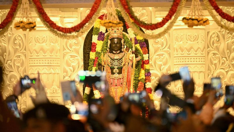 Снимки: Разногласен индийски храм, осветен на церемония, наблюдавана от Моди