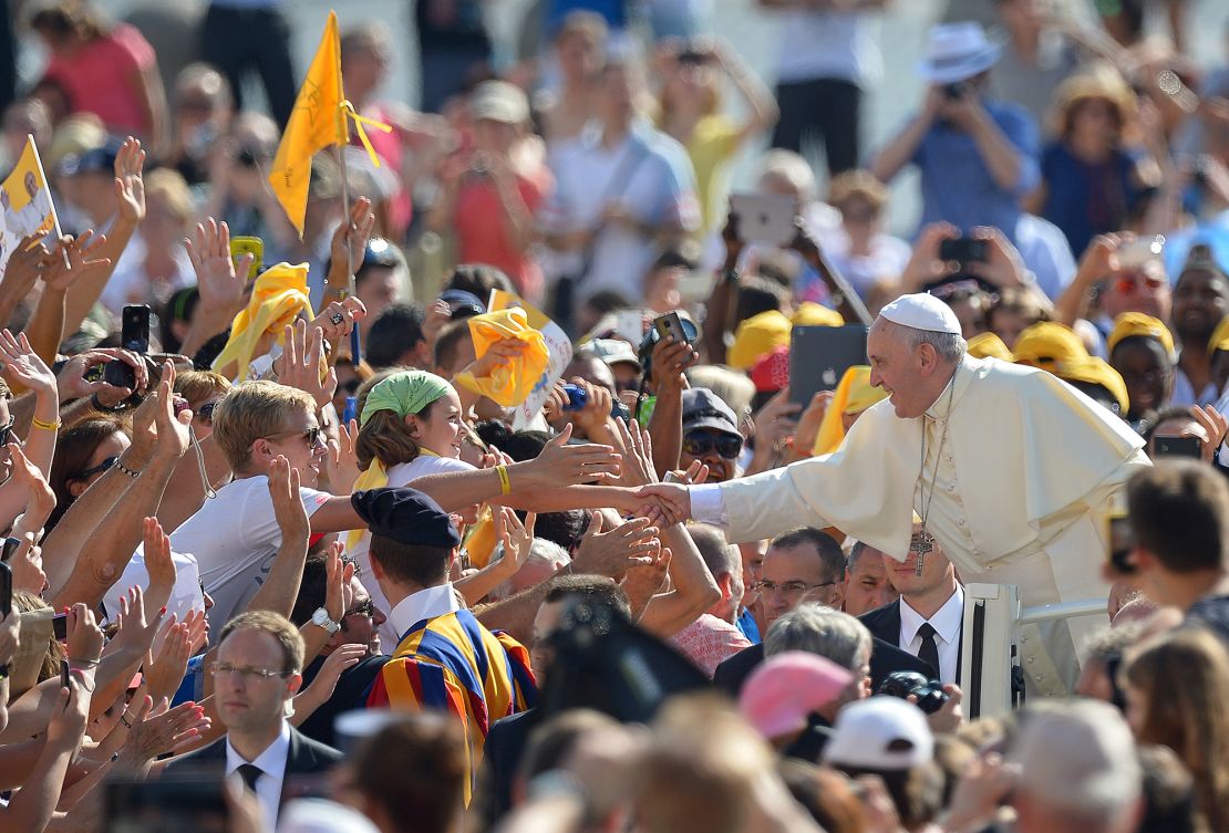 Pope Francis is greeted by faithfulls gathered at St Peter's Square prior to his weekly  general  audience on August 27, 2014 in Vatican City.        AFP PHOTO / VINCENZO PINTO (Photo by Vincenzo PINTO / AFP) (Photo by VINCENZO PINTO/AFP via Getty Images)