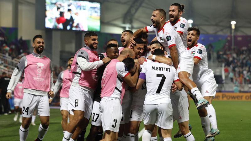 Палестинският футболен отбор претендира за емоционална първа победа за Купата на Азия, за да стигне до нокаут, докато войната бушува в Газа