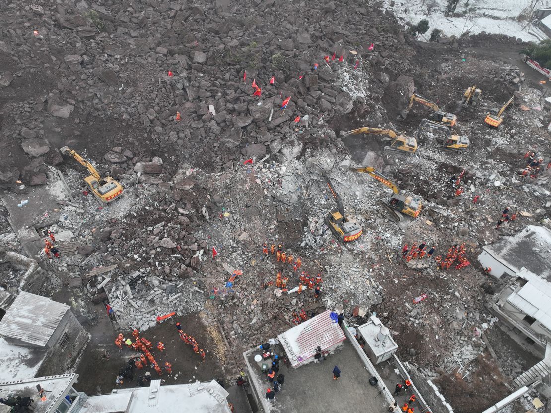 Vista aérea de los rescatistas que trabajan en el lugar de un deslizamiento de tierra el 23 de enero de 2024 en la aldea de Liangshui, ciudad de Tangfang, ciudad de Zhaotong, provincia china de Yunnan.