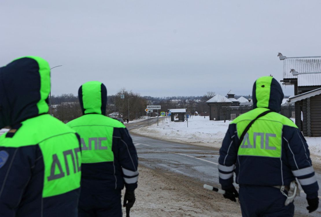 Policiais de trânsito bloqueiam uma estrada perto do local da queda do avião de transporte militar russo Ilyushin Il-76, fora da vila de Yablonovo, na região de Belgorod, Rússia, em 24 de janeiro de 2024.