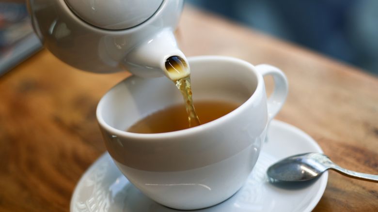 En esta fotografía ilustrativa tomada en un café de Cracovia, Polonia, el 24 de octubre de 2023, se ven una tetera y una taza de té. (Foto de Jakub Porzycki/NurPhoto vía Getty Images)