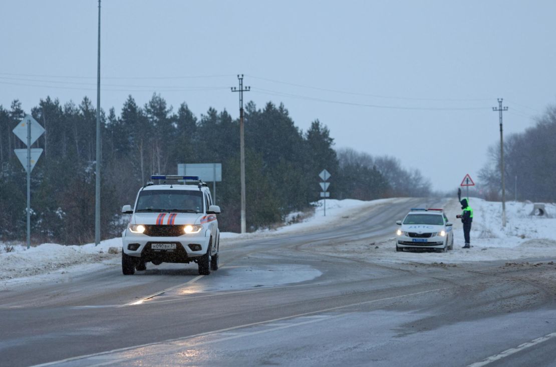 러시아 비상부 차량이 2024년 1월 24일 러시아 벨고로드 지역의 야블로노보 마을 외곽에 있는 러시아 군 수송기 일류신 Il-76의 추락 현장 근처 도로를 주행하고 있습니다.