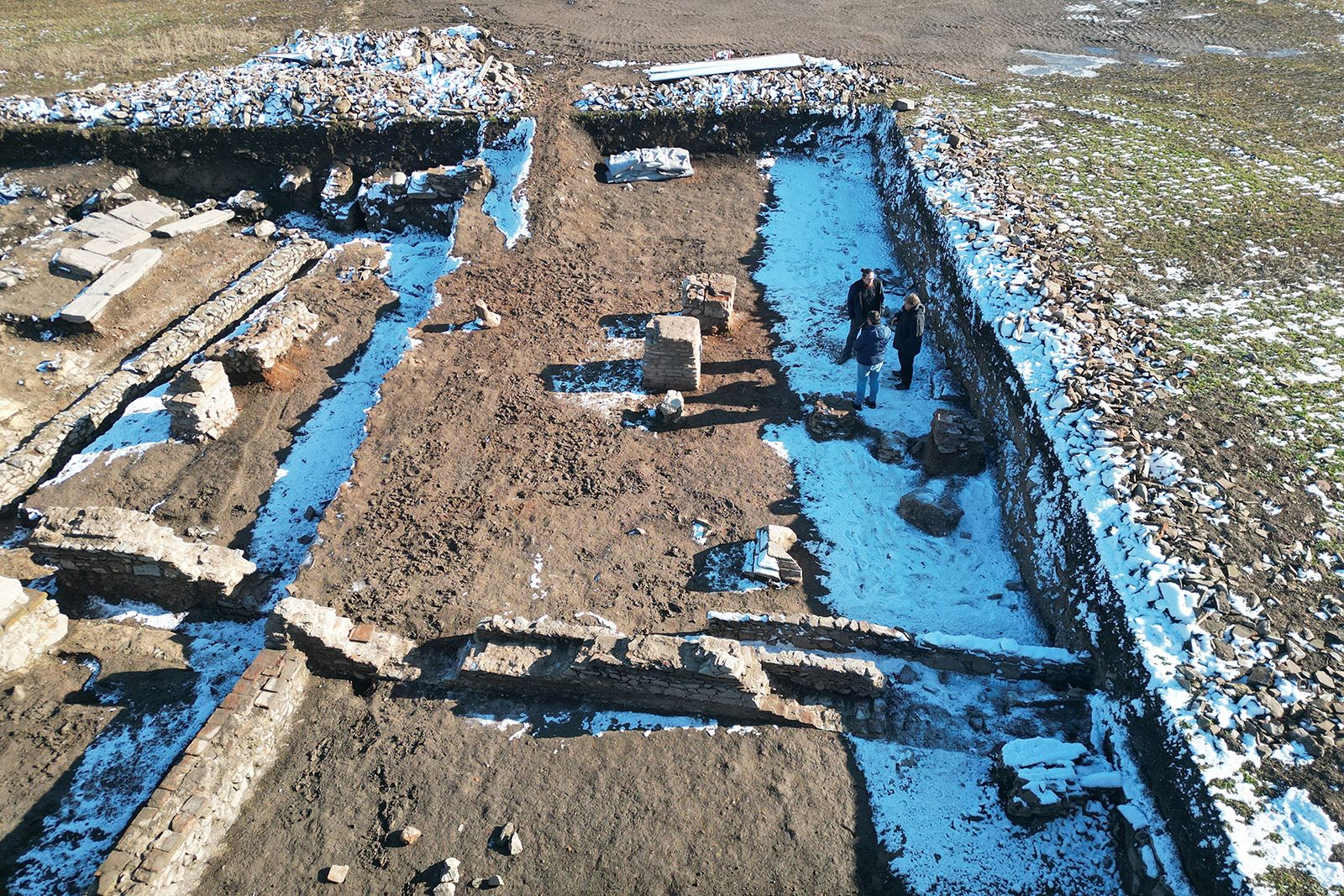 El sitio de un antiguo arco triunfal romano que fue descubierto por arqueólogos en Viminacium, un antiguo asentamiento romano, cerca de la ciudad de Kostolac, Serbia, el 22 de enero de 2024.