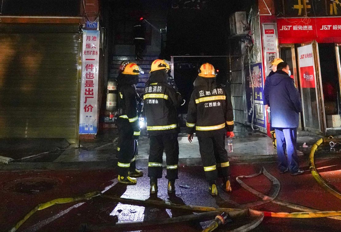 Crédito obligatorio: Foto de Xinhua/Shutterstock (14314925c) Los bomberos trabajan en el lugar de un incendio en un edificio en la ciudad de Xinyu, provincia de Jiangxi, en el este de China, el 24 de enero de 2024. El número de muertos por un incendio en un edificio en la ciudad de Xinyu, en el este de China El miércoles por la tarde, la provincia de Jiangxi había aumentado a 39, dijeron las autoridades locales. El incendio comenzó aproximadamente a las 3:00 p. m. en una tienda callejera en el distrito Yushui de Xinyu, dijo el cuartel general local de emergencias de respuesta a incendios. Incendio en el edificio Jiangxi Xinyu de China - 24 de enero de 2024
