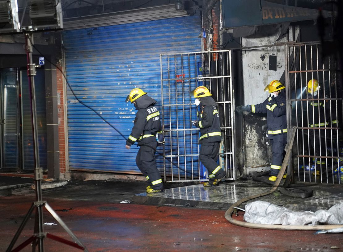 Los bomberos trabajan en el lugar de un incendio en un edificio en la ciudad de Xinyu, provincia de Jiangxi, en el este de China, el miércoles 24 de enero de 2024.