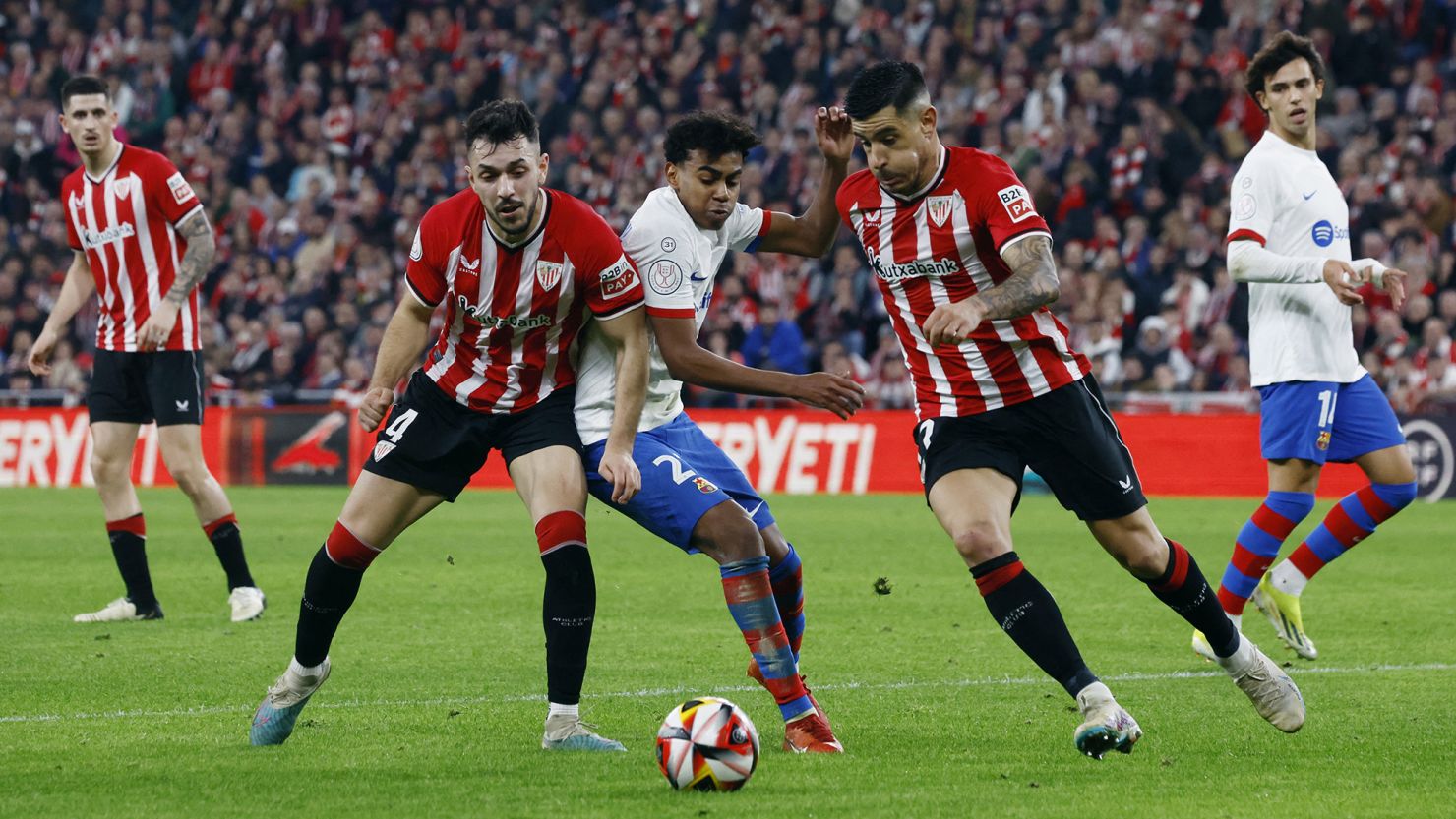 Soccer Football - Copa del Rey - Quarter Final - Athletic Bilbao v FC Barcelona - San Mames, Bilbao, Spain - January 24, 2024
FC Barcelona's Lamine Yamal in action with Athletic Bilbao's Aitor Paredes and Yuri Berchiche REUTERS/Vincent West