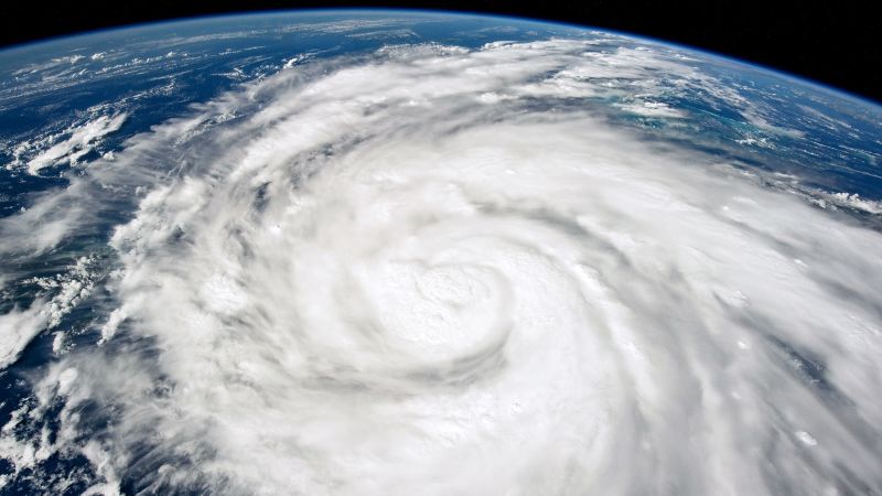 Най-ранният поглед към сезона на ураганите изисква повече бури, отколкото се е предвиждало