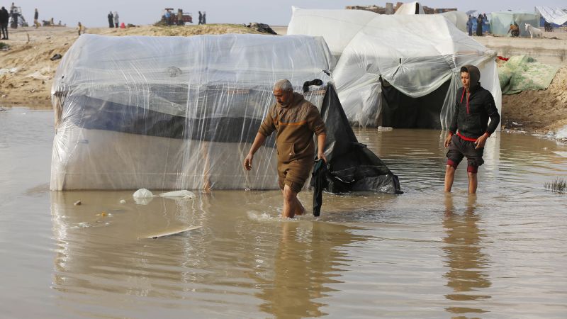 „Нашите палатки бяха удавени.“ Пороен дъжд увеличава мизерията на разселените