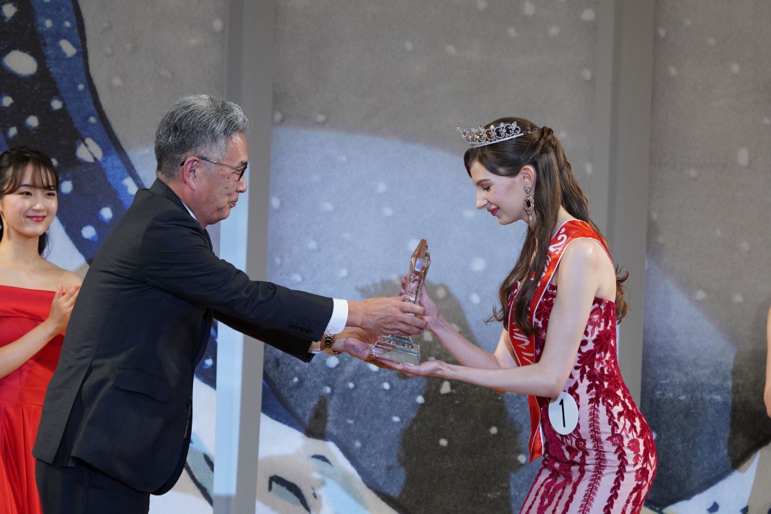Karolina Shiino accepts the Miss Nippon award.