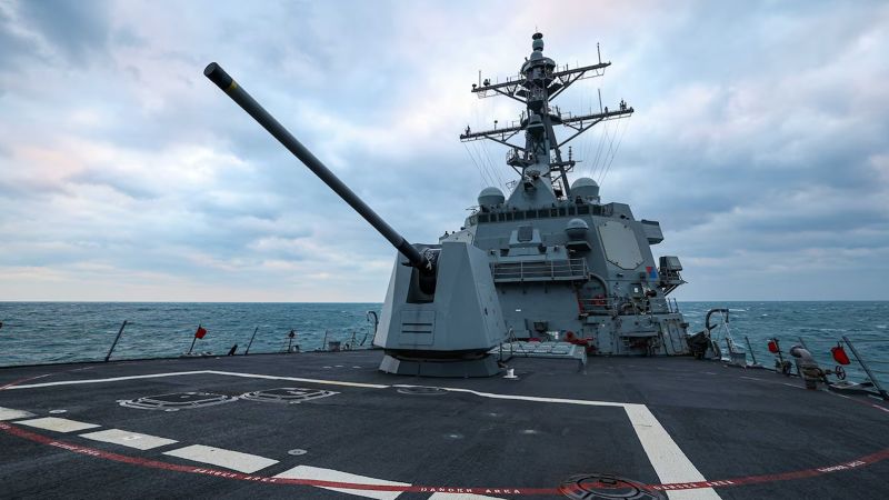 Китай казва, че американската армия прави региона по-опасен, след като кораб на ВМС плава през Тайванския пролив