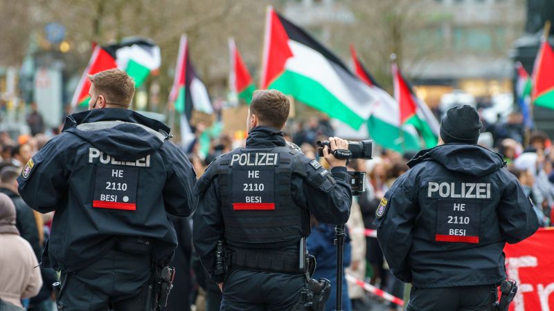 Репресиите срещу вече забранената Хамас пораждат страхове за свободата на словото в Германия