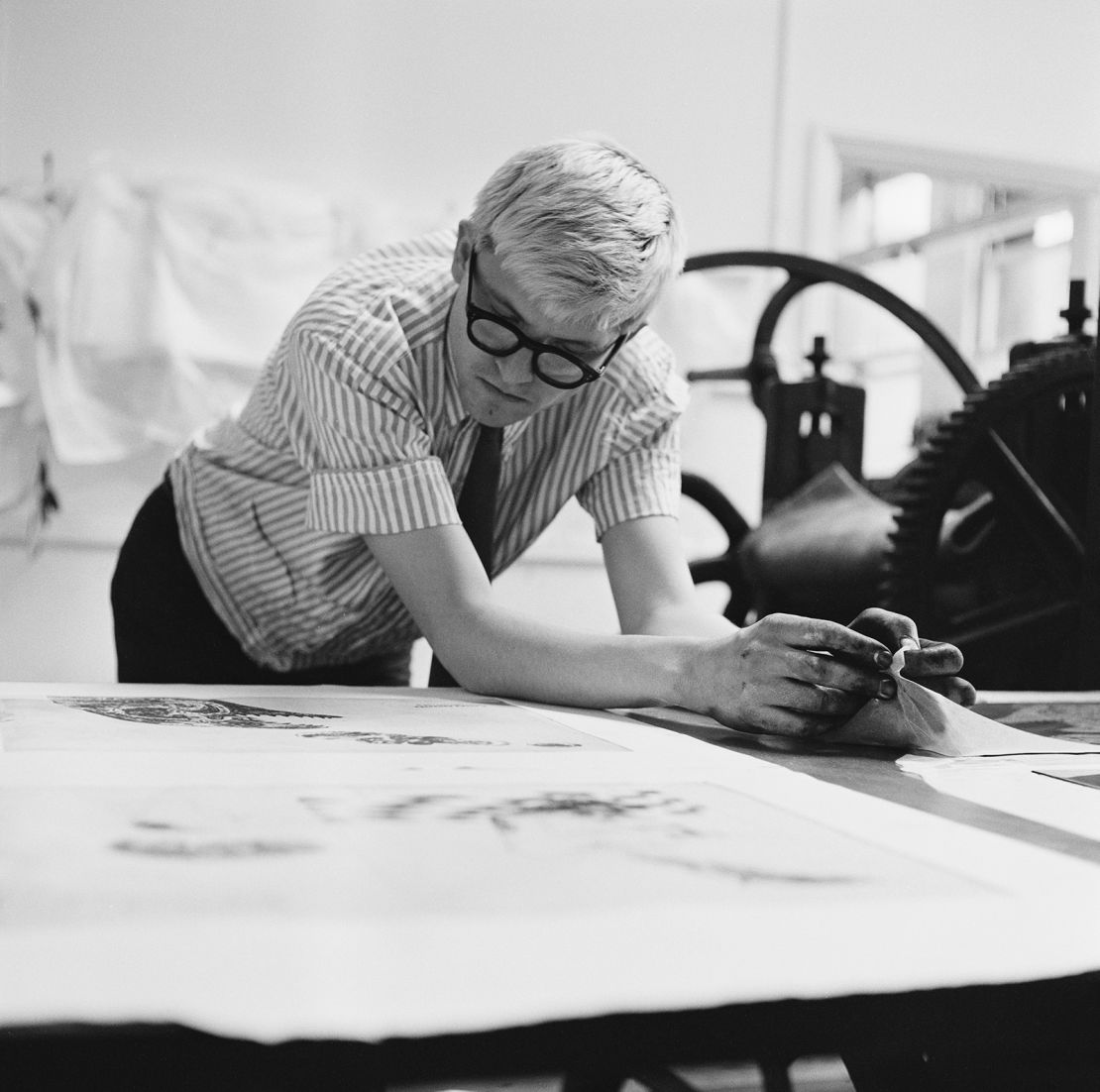 English artist David Hockney printmaking at the Edition Alecto Press studios, London, circa 1965.