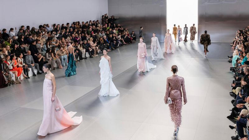 Момиче с рокля: Най-привличащите вниманието визии от модните шоута в Париж