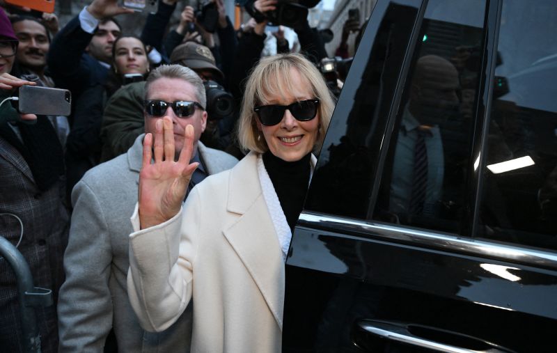 TOPSHOT - Writer E. Jean Carroll waves as she leaves federal court after the verdict in her defamation case against former US president Donald Trump in New York on January 26, 2024. Former US president Donald Trump was ordered January 26 by a New York jury to pay $83 million in damages to writer E. Jean Carroll, whom he publicly insulted and called a liar for alleging that he sexually assaulted her.
The jury reached its decision after slightly less than three hours of deliberations. Trump made multiple comments about Carroll while he was president, demeaning her in the wake of her allegation of a 1990s assault. (Photo by ANGELA WEISS / AFP) (Photo by ANGELA WEISS/AFP via Getty Images)