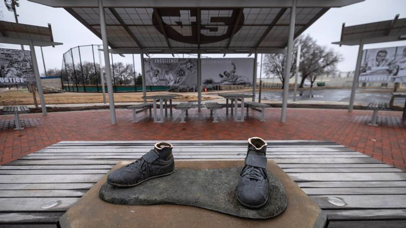 Статуята на Джаки Робинсън е открадната от игрището на младежката лига в Уичита, Канзас