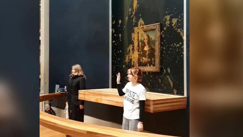 “الموناليزا”: متظاهرون يلقون الحساء على لوحة في متحف اللوفر في باريس