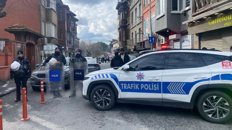 Schießerei in Istanbul: Eine Person wurde getötet, nachdem maskierte bewaffnete Männer eine Kirche in der Türkei angegriffen hatten