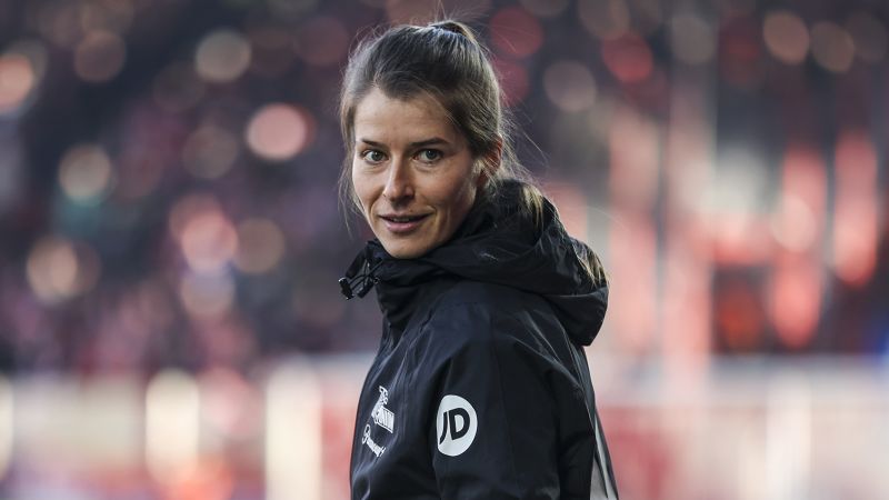 Мари-Луиз Ета влиза в историята, като става първата жена, поела мъжки отбор в мач от Бундеслигата