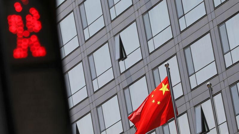 Китай ограничава късите продажби в последното си усилие да спре разгрома на фондовия пазар