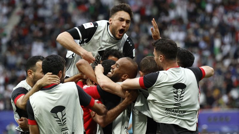 Азиатска купа: Джордан се завръща зашеметяващо късно, за да победи Ирак след спор за червен картон
