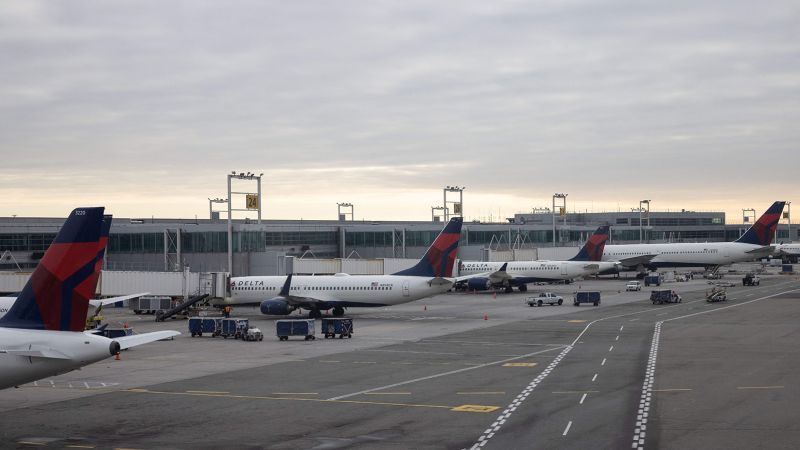 Разсейването и видимостта са изиграли роля в почти сблъсъка между полет на American и Delta на летище JFK, показват документи