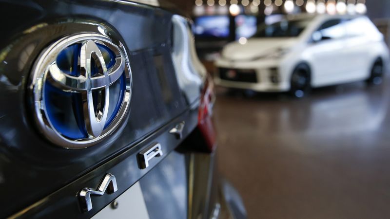 Toyota остава номер 1 в света, но списъкът с проблеми нараства