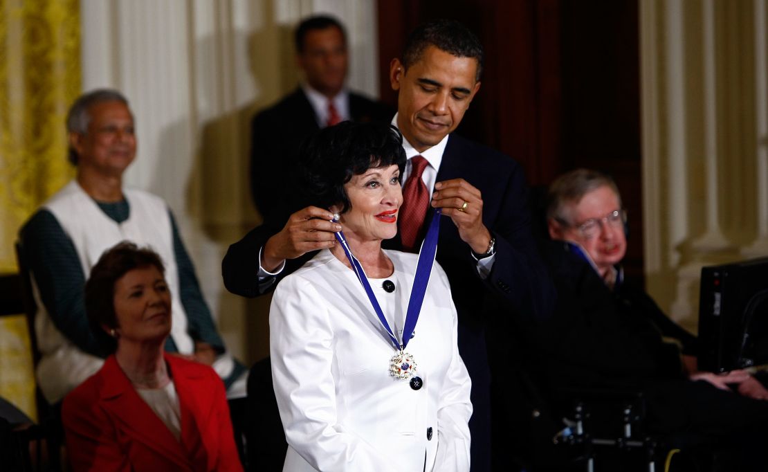 Il presidente degli Stati Uniti Barack Obama consegna la medaglia della libertà a Chita Rivera durante una cerimonia alla Casa Bianca il 12 agosto 2009 a Washington, DC.  La Medaglia della Libertà è il più alto riconoscimento civile americano.