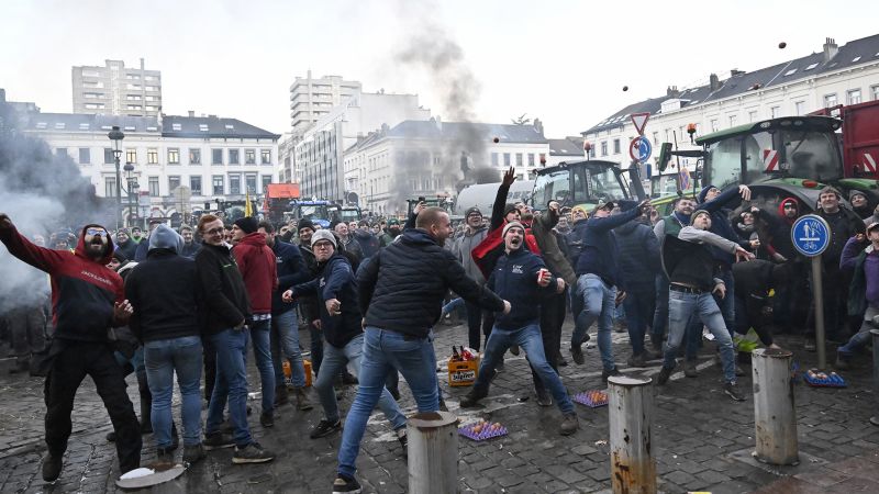 Протестиращите фермери хвърлят яйца и задръстват улиците с трактори, докато срещата на върха на ЕС започва