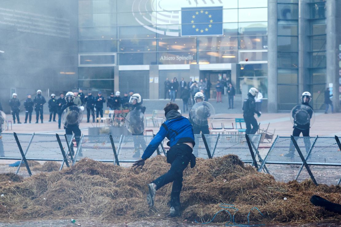 People protest outside the European Union headquarters as Belgian farmers use their tractors to block the headquarters, as they protest over price pressures, taxes and green regulation, grievances shared by farmers across Europe, in Brussels, Belgium February 1, 2024. REUTERS/Yves Herman