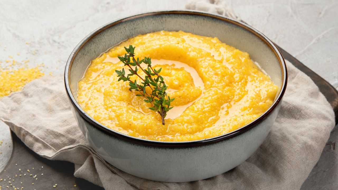 Polenta de maíz sobre fondo gris.  Concepto de comida saludable.