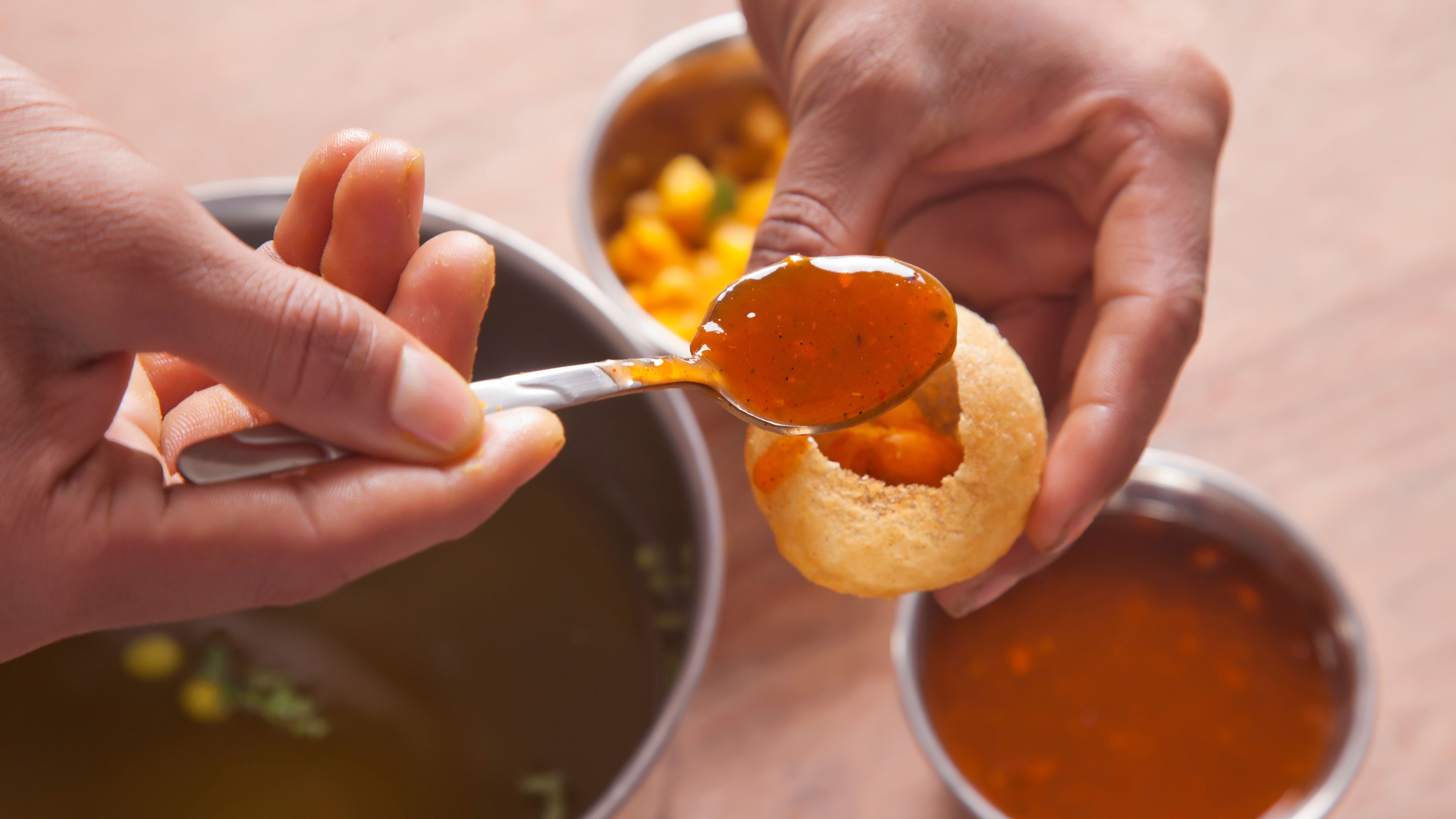 Gol gappa es una comida callejera popular.