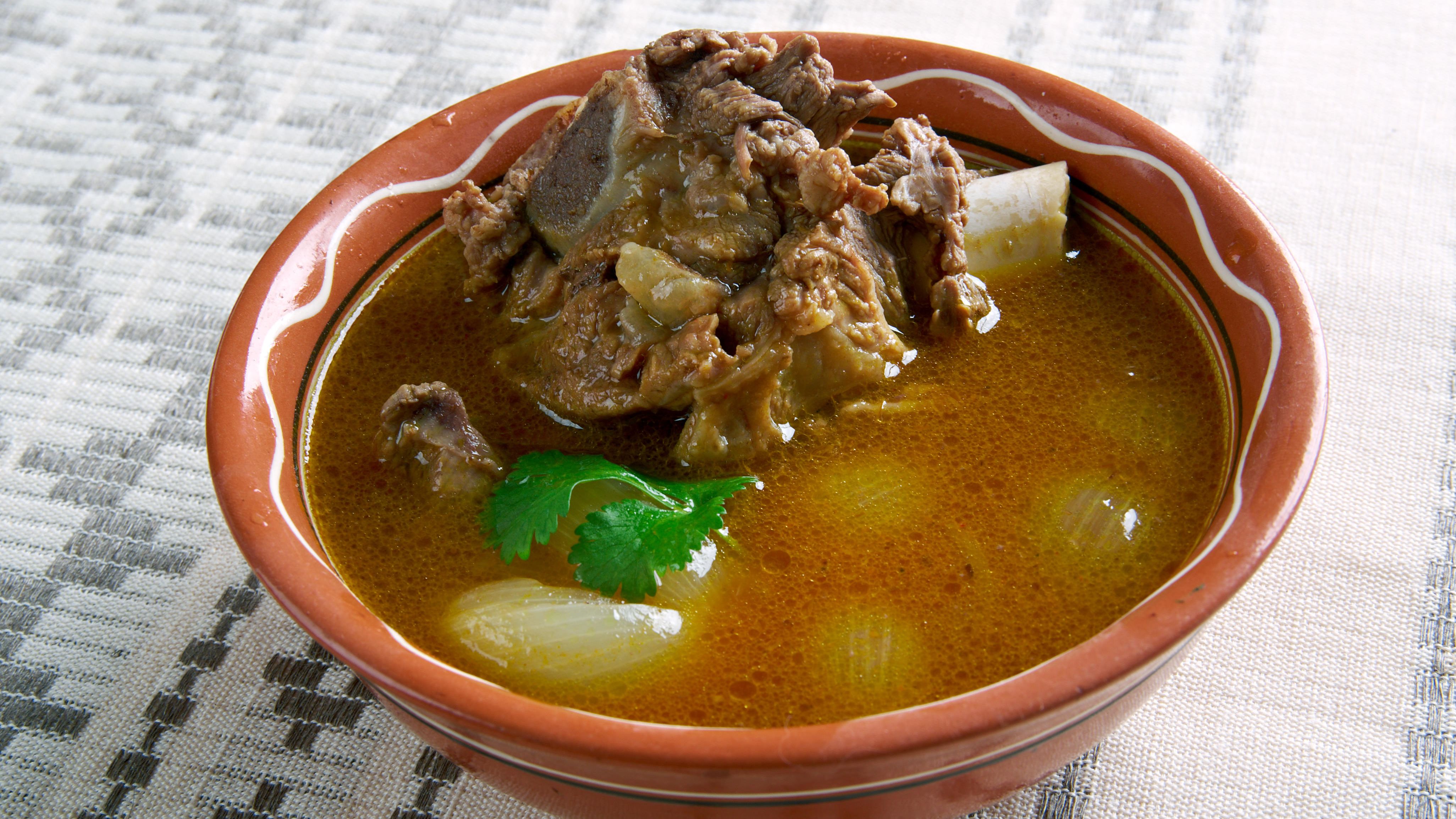 La paya se cocina a fuego lento para que la carne quede tierna.