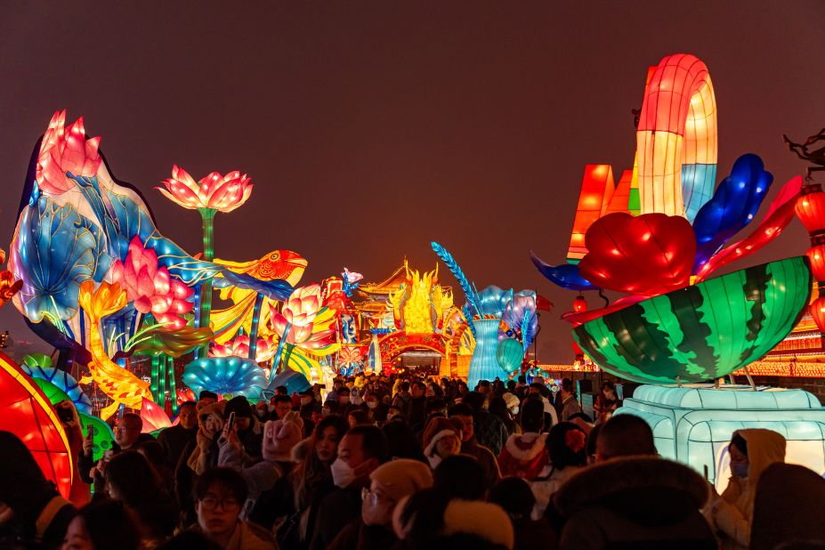 Xi’an, China: Ancient city hosts spectacular lantern show | CNN