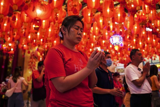 People light candles and pray for good fortune to mark the eve of the Lunar New Year at Leng Noei Yi Temple, or Dragon Lotus Temple, in Bangkok, Thailand, on February 9.