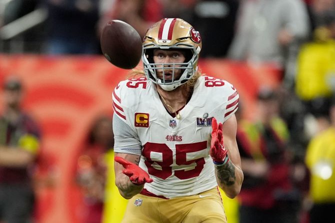 49ers tight end George Kittle prepares to make a catch in the first quarter.