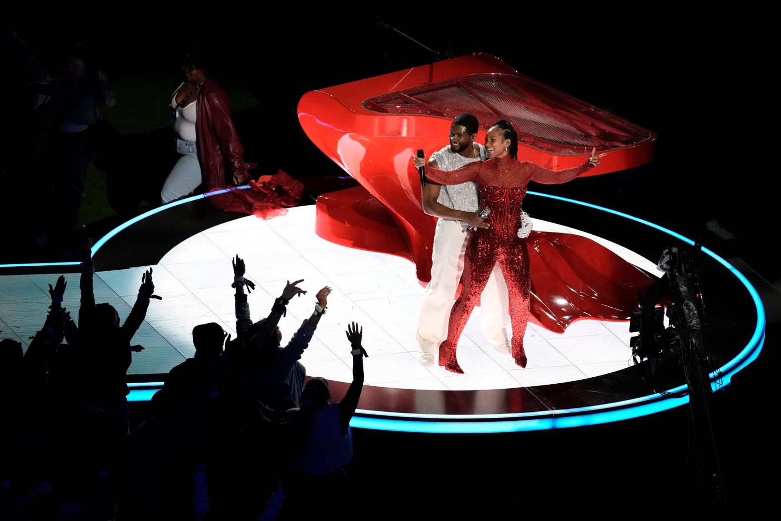 Keys and Usher perform together near the start of the show.