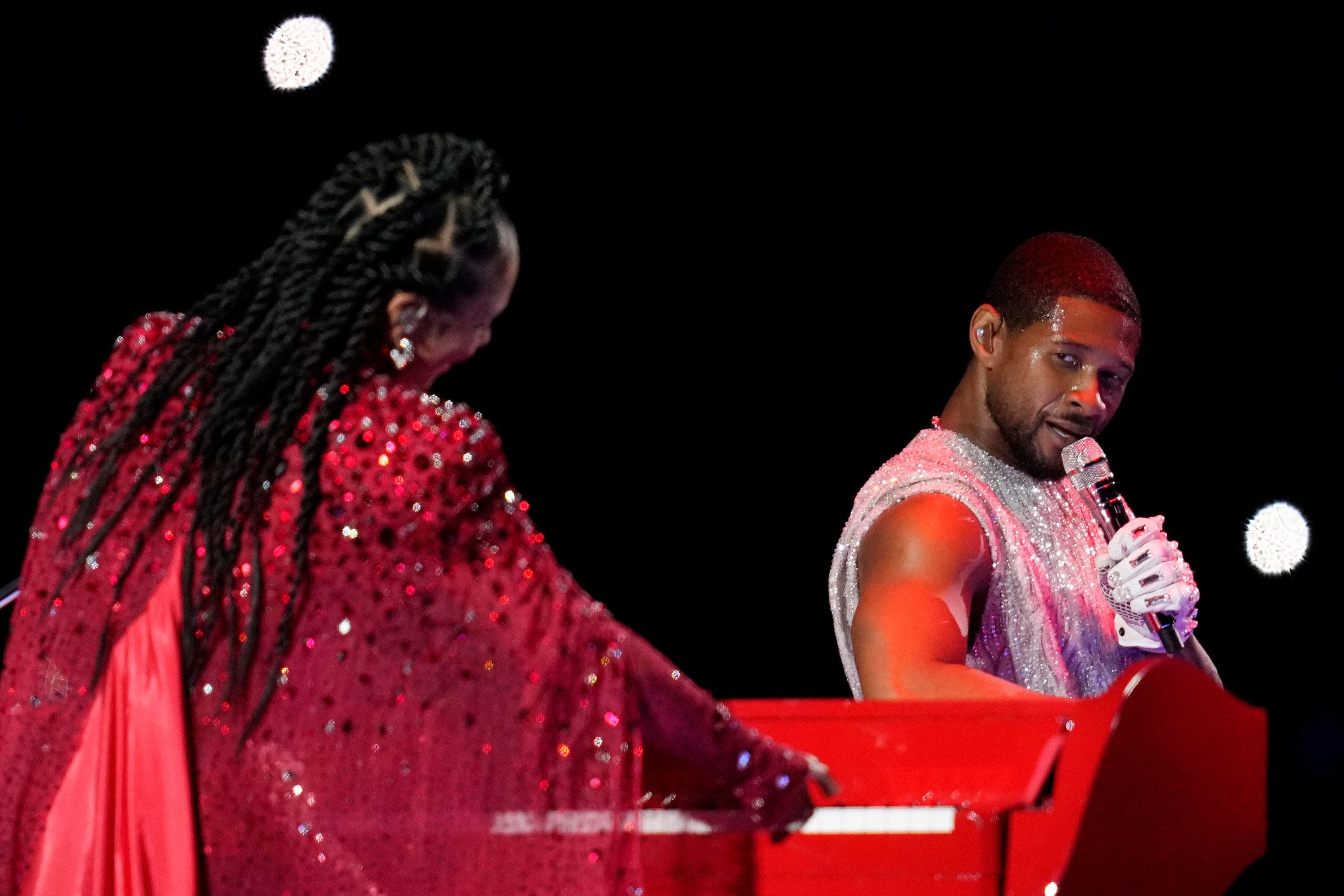 Keys also played a red piano for her song "If I Ain't Got You."