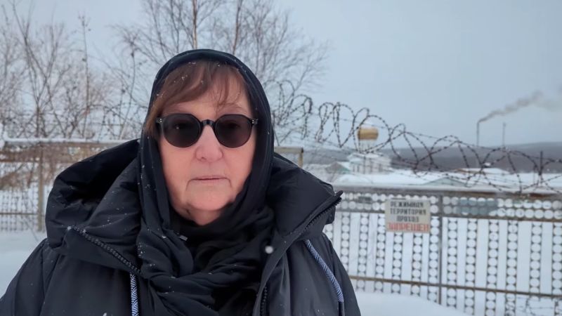 Майката на Навални моли Путин да освободи тялото на сина й във видео, заснето извън наказателната колония в Арктика