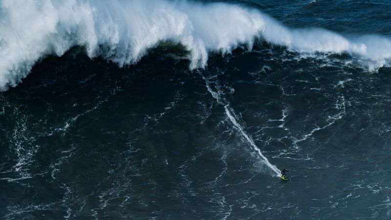 Себастиан Щудтнер казва, че е сърфирал в „невъзможното сърфиране“, след като технологията на дрона измерва вълна от 93,7 фута като световен рекорд