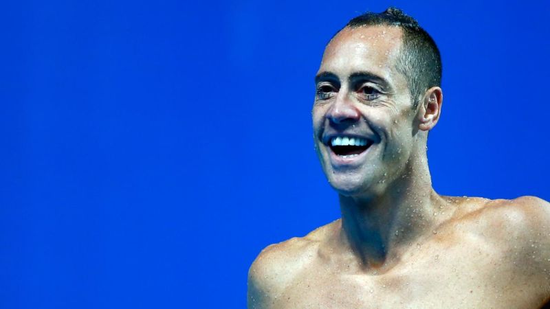 Изключен от Олимпиадата през цялата си кариера, артистичният плувец Бил Мей се зае с „красив“ дебют на тазгодишните Игри