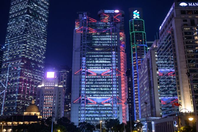 Foster made his name globally with Hong Kong's HSBC building, completed in 1985. The suspended steel structure features pairs of masts arranged in three bays.