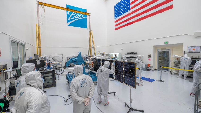 MethaneSAT SA na FI1 - Engenheiros da Ball Aerospace reconectam painéis solares para MSAT após teste de vácuo térmico (TVAC)