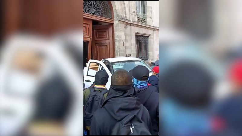 Mexican protesters break down door at President's palace
