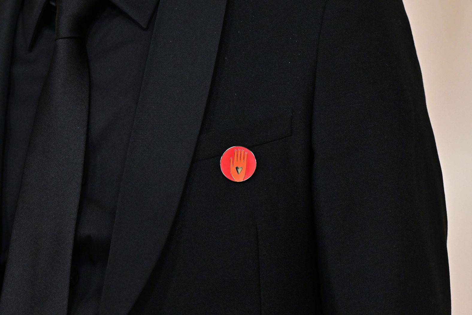 Film producer Nadim Cheikhrouha wears a red lapel pin on the red carpet. The same pin was also seen on Ramy Youssef, Mark Ruffalo and Billie Eilish. <a href="index.php?page=&url=https%3A%2F%2Fwww.cnn.com%2Fentertainment%2Flive-news%2Foscars-academy-awards-03-10-24%2Fh_e1d87d22f44731c0aefccb26fe997660" target="_blank">The pins call for a ceasefire</a> in the Israel-Hamas war.